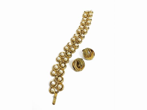 Trifari bracciale in metallo dorato e perle simulate  - Asta Fashion Vintage - Associazione Nazionale - Case d'Asta italiane