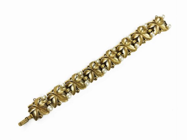 Trifari bracciale in metallo dorato a motivo di foglie  - Asta Fashion Vintage - Associazione Nazionale - Case d'Asta italiane
