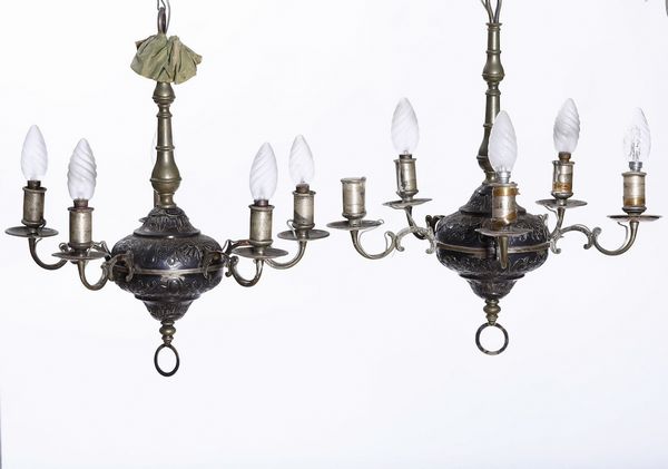 Coppia di lampadari in stile settecentesco con coppa centrale in argento  - Asta Antiquariato Luglio - Associazione Nazionale - Case d'Asta italiane