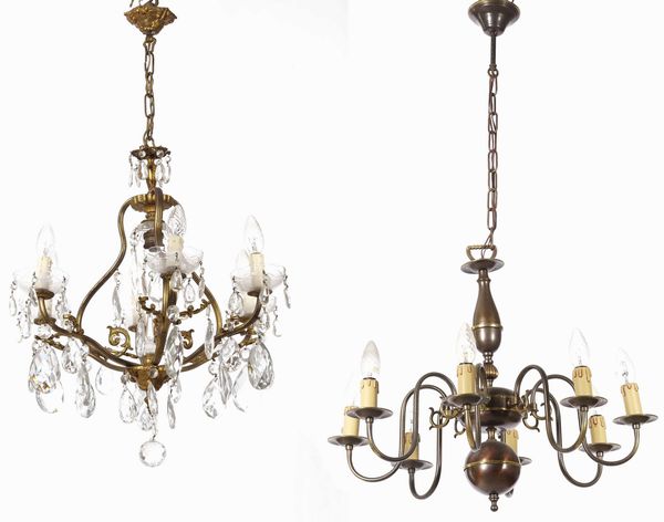 Lampadario in metallo a otto luci e altro lampadario con gocce. XX secolo  - Asta Antiquariato Luglio - Associazione Nazionale - Case d'Asta italiane