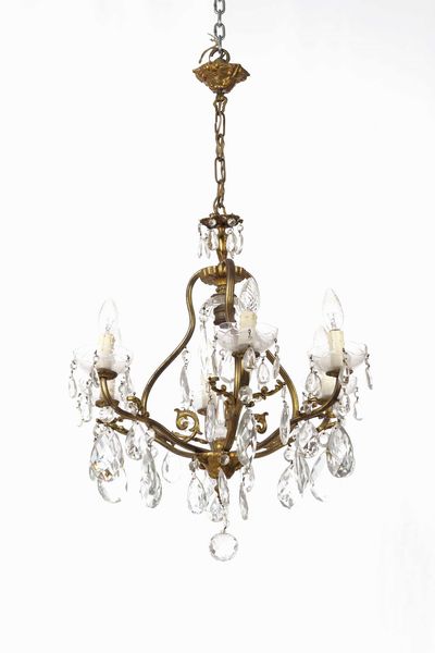 Lampadario in metallo a otto luci e altro lampadario con gocce. XX secolo  - Asta Antiquariato Luglio - Associazione Nazionale - Case d'Asta italiane