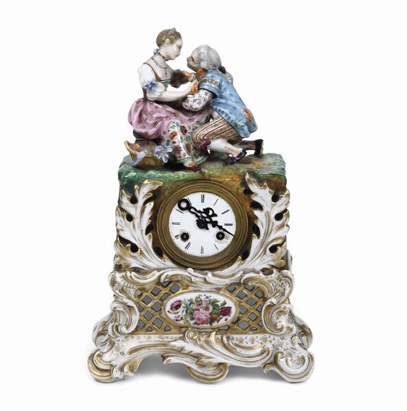 Orologio da tavolo con cassa in porcellana dipinta in policromia  - Asta Antiquariato Luglio - Associazione Nazionale - Case d'Asta italiane