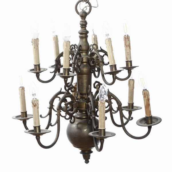 Lampadario in ottone ad undici luci. Olanda, XIX secolo  - Asta Antiquariato Luglio - Associazione Nazionale - Case d'Asta italiane