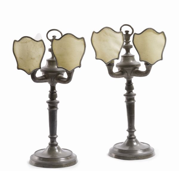 Coppia di candelabri in metallo. XX secolo  - Asta Antiquariato Luglio - Associazione Nazionale - Case d'Asta italiane