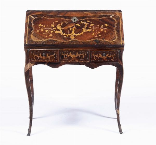 Piccolo bureau Luigi XV lastronato in palissandro e intarsiato in legno chiaro. XVIII secolo  - Asta Antiquariato Luglio - Associazione Nazionale - Case d'Asta italiane