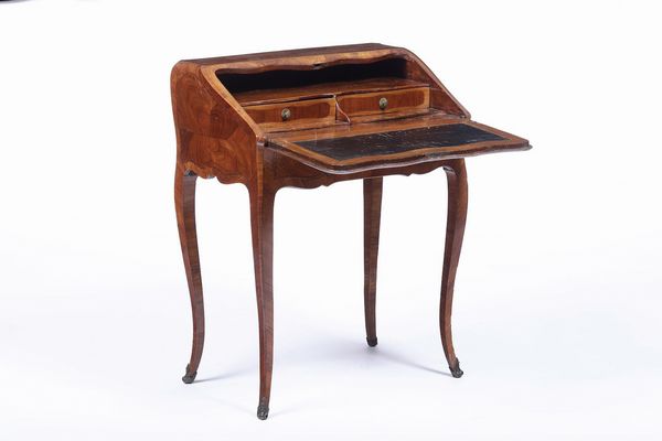 Piccolo bureau Luigi XV lastronato in bois de rose. Francia o Piemonte, XVIII secolo  - Asta Antiquariato Luglio - Associazione Nazionale - Case d'Asta italiane