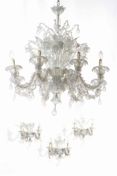 Coppia di lampadari in vetro di Murano lattimo a otto luci e tre applique a due luci, XX secolo  - Asta Antiquariato Luglio - Associazione Nazionale - Case d'Asta italiane