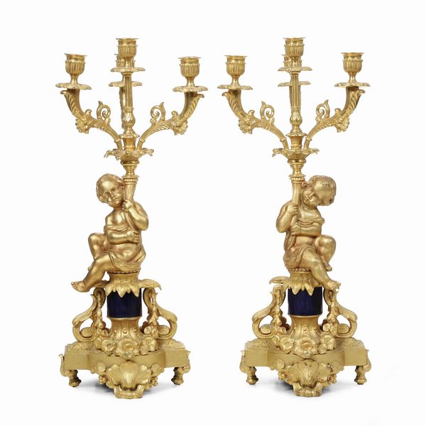 Coppia di candelabri a quattro luci in bronzo dorato. XIX secolo  - Asta Antiquariato Luglio - Associazione Nazionale - Case d'Asta italiane