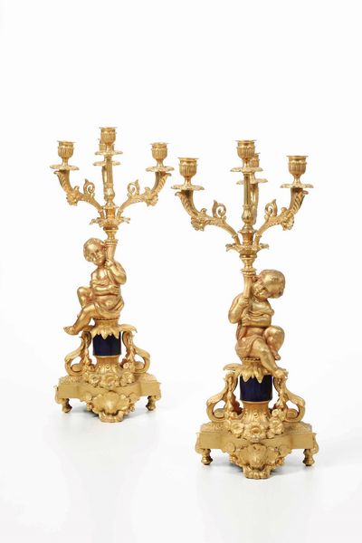 Coppia di candelabri a quattro luci in bronzo dorato. XIX secolo  - Asta Antiquariato Luglio - Associazione Nazionale - Case d'Asta italiane