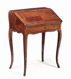 Piccolo bureau Luigi XV lastronato in bois de rose. Francia o Piemonte, XVIII secolo  - Asta Antiquariato Luglio - Associazione Nazionale - Case d'Asta italiane