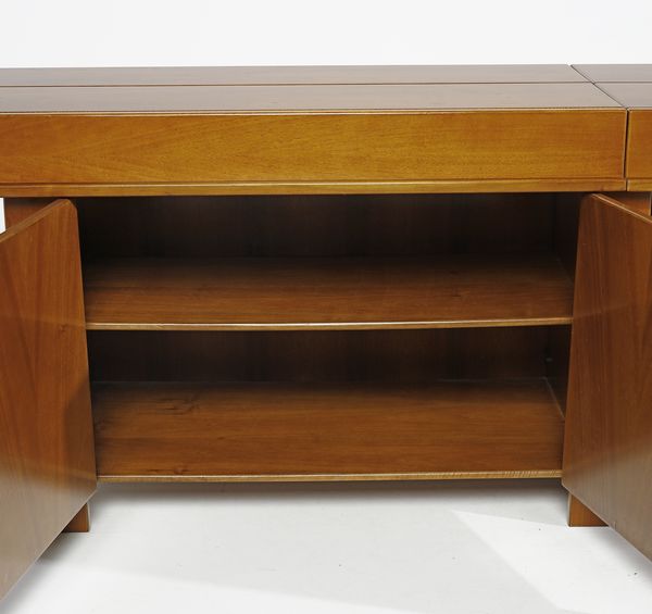 INTROINI VITTORIO (n. 1935) : Credenza Country per Saporiti  - Asta Asta 417 | DESIGN E ARTI DECORATIVE DEL NOVECENTO Online - Associazione Nazionale - Case d'Asta italiane