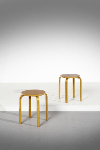 AALTO ALVAR (1898 - 1976) : Coppia di sgabelli per Artek  - Asta Asta 417 | DESIGN E ARTI DECORATIVE DEL NOVECENTO Online - Associazione Nazionale - Case d'Asta italiane