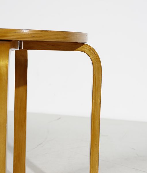 AALTO ALVAR (1898 - 1976) : Coppia di sgabelli per Artek  - Asta Asta 417 | DESIGN E ARTI DECORATIVE DEL NOVECENTO Online - Associazione Nazionale - Case d'Asta italiane