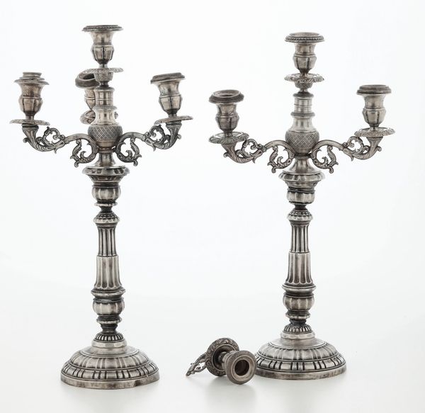 Coppia di candelabri in argento. Manifattura artistica italiana del XX secolo (apparentemente privi di punzonatura)  - Asta Argenti - Associazione Nazionale - Case d'Asta italiane