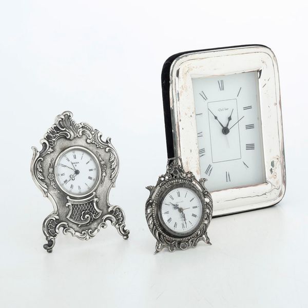Tre orologi da tavolo con cornici in argento. Differenti manifatture del XX-XXI secolo  - Asta Argenti - Associazione Nazionale - Case d'Asta italiane