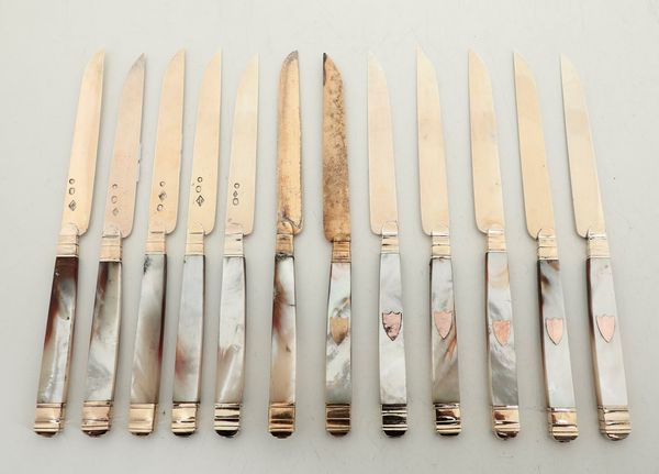 Insieme di dodici coltelli. Differenti manifatture francesi del XIX-XX secolo  - Asta Argenti - Associazione Nazionale - Case d'Asta italiane