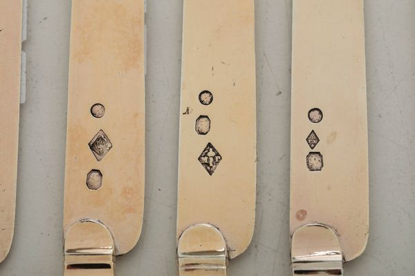 Insieme di dodici coltelli. Differenti manifatture francesi del XIX-XX secolo  - Asta Argenti - Associazione Nazionale - Case d'Asta italiane