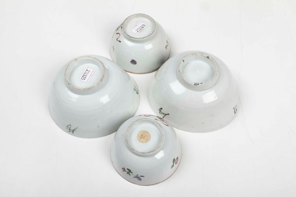 Lotto composto da quattro diverse tazze e cinque piattini<BR>In prevalenza Nove, XVIII secolo  - Asta Ceramiche - Associazione Nazionale - Case d'Asta italiane