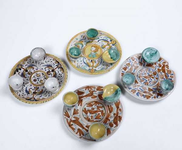 Quattro piatti portauovo<BR>Deruta, XVII secolo  - Asta Ceramiche - Associazione Nazionale - Case d'Asta italiane