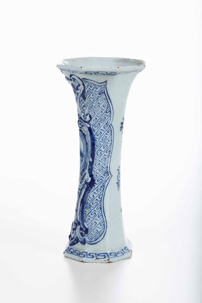 Vaso a tromba<BR>Olanda, Delft, Manifattura De Porceleyne Lampetkan, 1778-1811  - Asta Ceramiche - Associazione Nazionale - Case d'Asta italiane