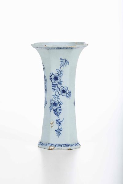 Vaso a tromba<BR>Olanda, Delft, Manifattura De Porceleyne Lampetkan, 1778-1811  - Asta Ceramiche - Associazione Nazionale - Case d'Asta italiane