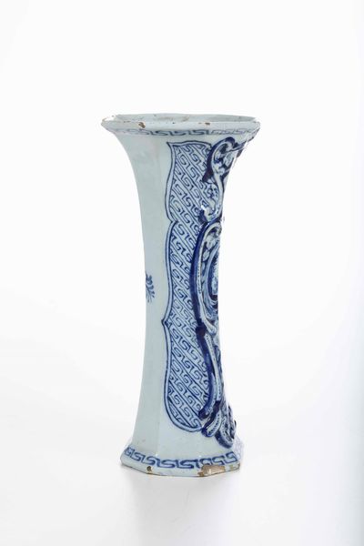 Vaso a tromba<BR>Olanda, Delft, Manifattura De Porceleyne Lampetkan, 1778-1811  - Asta Ceramiche - Associazione Nazionale - Case d'Asta italiane