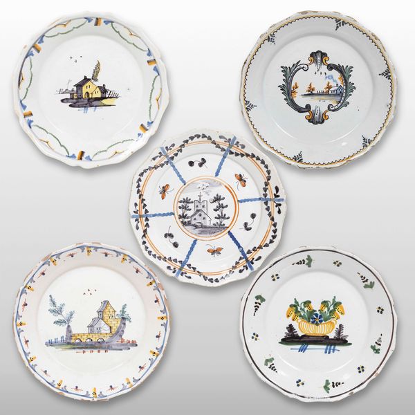 Cinque piatti<BR>Francia, Manifattura di Nevers, fine del XVIII secolo  - Asta Ceramiche - Associazione Nazionale - Case d'Asta italiane