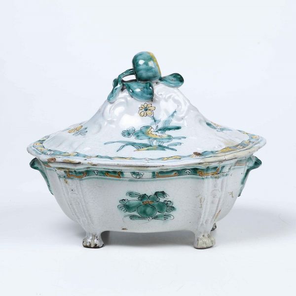 Una zuppiera e un coperchio<BR>Cerreto Sannita, fine del XVIII secolo  - Asta Ceramiche - Associazione Nazionale - Case d'Asta italiane