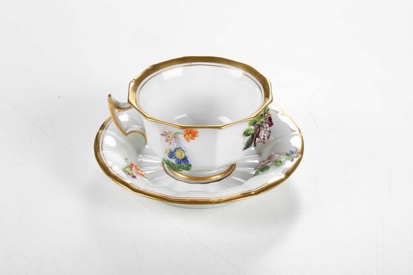 Tazza con piattino<BR>Francia, Parigi, Manifattura di Jacob Petit, 1850 circa  - Asta Ceramiche - Associazione Nazionale - Case d'Asta italiane