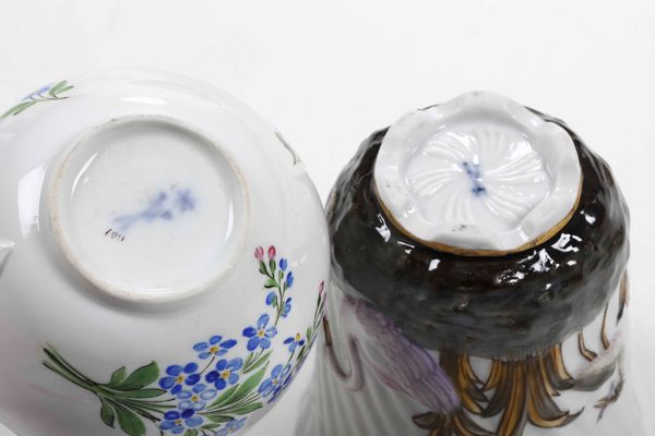 Due tazze con piattino<BR>Meissen, 1780 circa e Potschappel 1900 circa  - Asta Ceramiche - Associazione Nazionale - Case d'Asta italiane