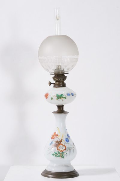 Lampada a petrolio decorata con fiori policromi  - Asta Ceramiche - Associazione Nazionale - Case d'Asta italiane