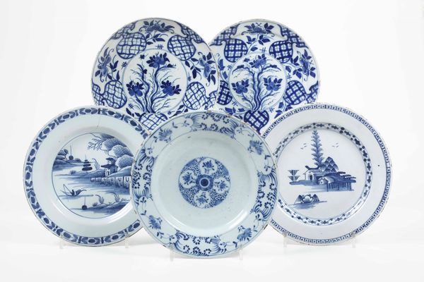 Cinque piatti<BR>Olanda, Manifatture di Delft, XVIII  - Asta Ceramiche - Associazione Nazionale - Case d'Asta italiane