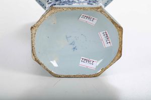 Vaso a tromba<BR>Olanda, Delft, Manifattura De Porceleyne Lampetkan, 1778-1811  - Asta Ceramiche - Associazione Nazionale - Case d'Asta italiane