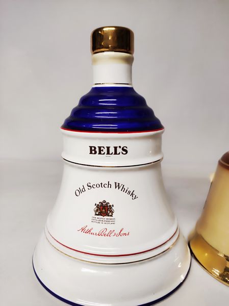 Campana Bell's Commemorate 1990, Specially Selected, Scotch Whisky  - Asta Sunset Spirits - Associazione Nazionale - Case d'Asta italiane