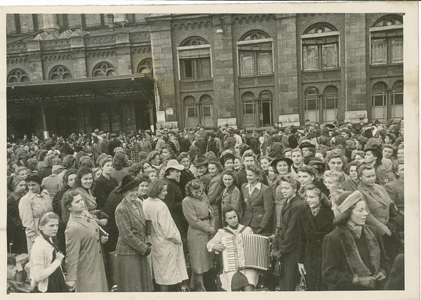 Autore sconosciuto Senza titolo (Circa quattromila cameriere lavoratrici)  - Asta Fotografia - Associazione Nazionale - Case d'Asta italiane