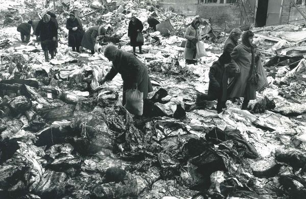 Gueorgui Pinkhassov : A Leninakan cotton factory destroyed by the quake, the New Year arrives. 1 January, 1989  - Asta Fotografia - Associazione Nazionale - Case d'Asta italiane