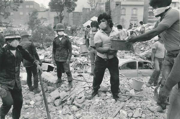 Susan Meiselas : Mexico, earthquake  - Asta Fotografia - Associazione Nazionale - Case d'Asta italiane