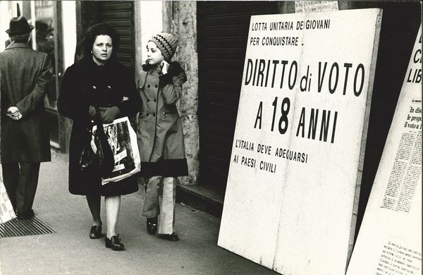 Alberto Roveri : Senza titolo (Diritto di voto a 18 anni)  - Asta Fotografia - Associazione Nazionale - Case d'Asta italiane