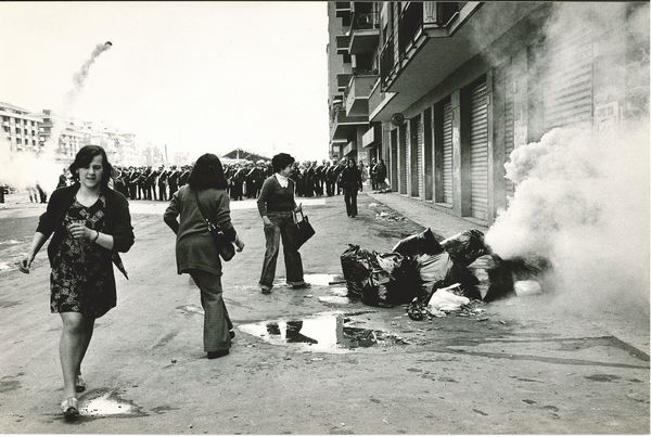 Tano D’Amico : Senza titolo (Roma Donne di Casal Bruciato si oppongono allo sgombero delle loro case)  - Asta Fotografia - Associazione Nazionale - Case d'Asta italiane