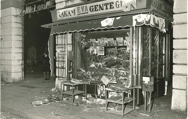 Alberto Roveri : Senza titolo (Piazzale Arnaldo da Brescia, il luogo dellesplosione)  - Asta Fotografia - Associazione Nazionale - Case d'Asta italiane