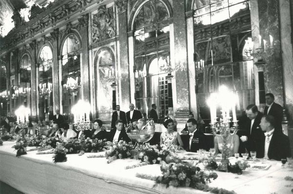 Cornell Capa : Cena storica: Nella galleria degli specchi della Reggia di Versailles, il Presidente e la Signora de Gaulle ricevono il Presidente e la Signora Kennedy. 31 Maggio 1961.  - Asta Fotografia - Associazione Nazionale - Case d'Asta italiane