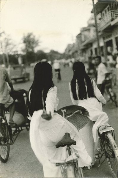 Calogero Cascio : Senza titolo (Ragazze Vietnamite vanno in bicicletta)  - Asta Fotografia - Associazione Nazionale - Case d'Asta italiane