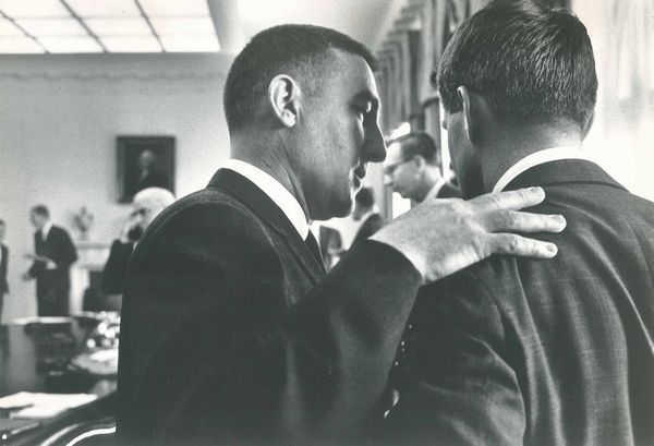 Cornell Capa : Il Segretario degli Interni Stewart Udall parla con il Procuratore Generale Robert Kennedy  - Asta Fotografia - Associazione Nazionale - Case d'Asta italiane