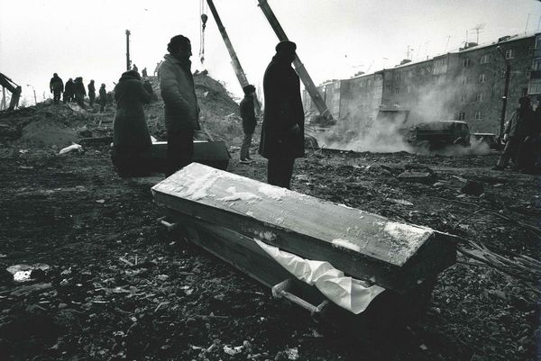 Gueorgui Pinkhassov : Giant cranes are gradually clearing the rubble, boodies continue to be found. Leninakan, the New Year arrives, 1 January, 1989  - Asta Fotografia - Associazione Nazionale - Case d'Asta italiane