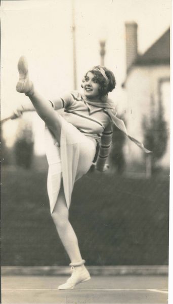 Clarence Sinclair Bull : Anita Page. Keep your feet free and loose  - Asta Fotografia - Associazione Nazionale - Case d'Asta italiane