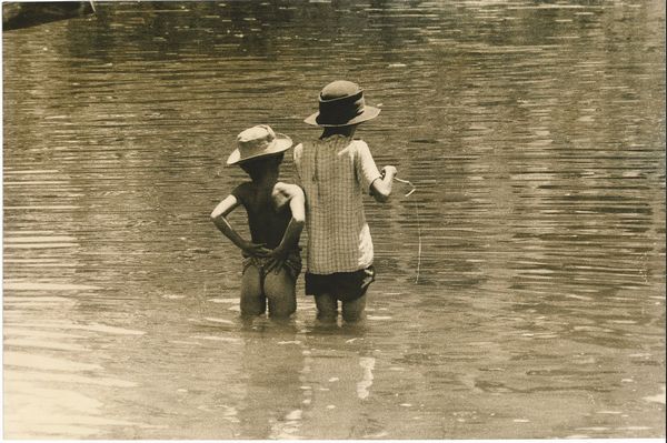 Calogero Cascio : Senza titolo (Vietnam, Bambini a pesca nel Mekong)  - Asta Fotografia - Associazione Nazionale - Case d'Asta italiane