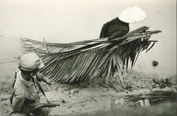 Calogero Cascio : Senza titolo (Vietnam, un prigioniero trascina foglie di palme per costruire capanne)  - Asta Fotografia - Associazione Nazionale - Case d'Asta italiane