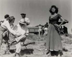 FEDERICO PATELLANI : Sophia Loren sul set del film Orgoglio e Passione  - Asta Fotografia - Associazione Nazionale - Case d'Asta italiane