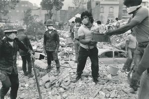 Susan Meiselas - Mexico, earthquake