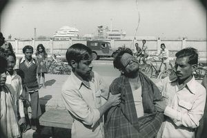 Raghu Rai - Victims suffering from eye burns, poison gas India, December 1984